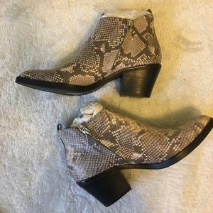 🎉ONE DAY SALE!🎉 Dolce Vita Elza Booties